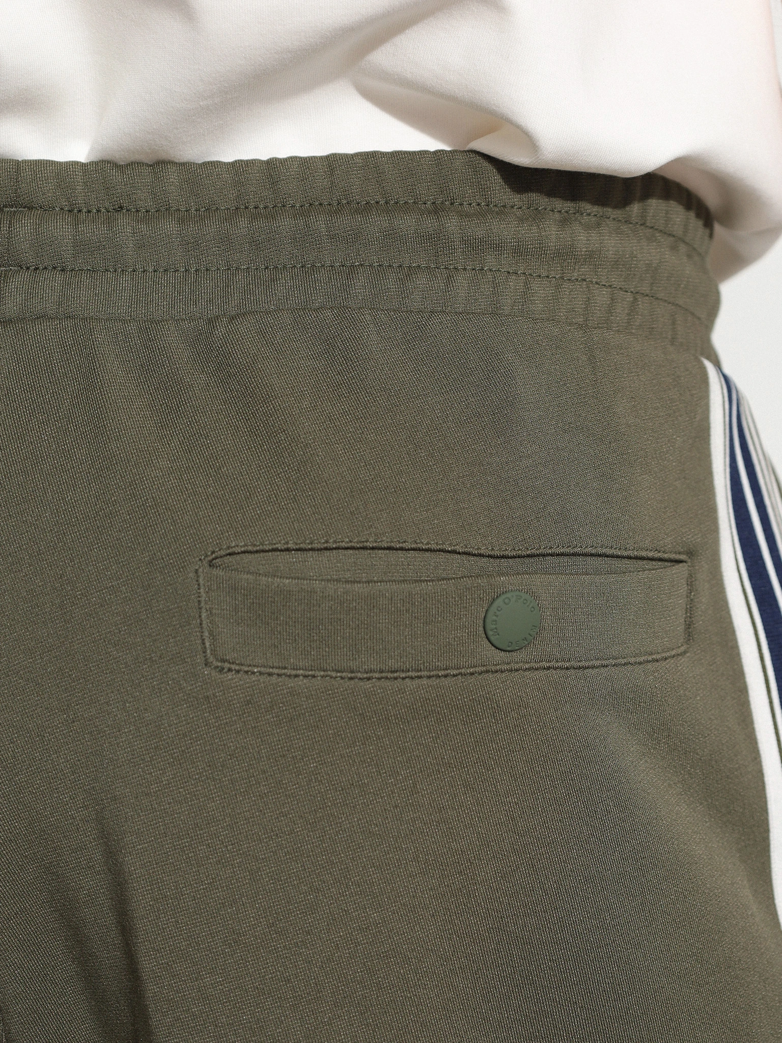 Брюки трикотажные зеленого цвета с лампасами из смесового хлопка